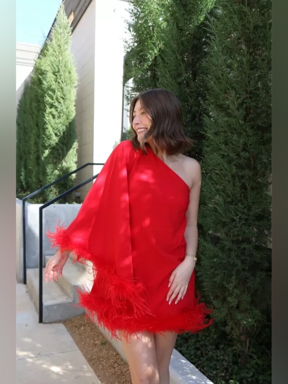 MAC DUGGAL
Red One Shoulder Trapeze Dress with Feather
Trim Size 4